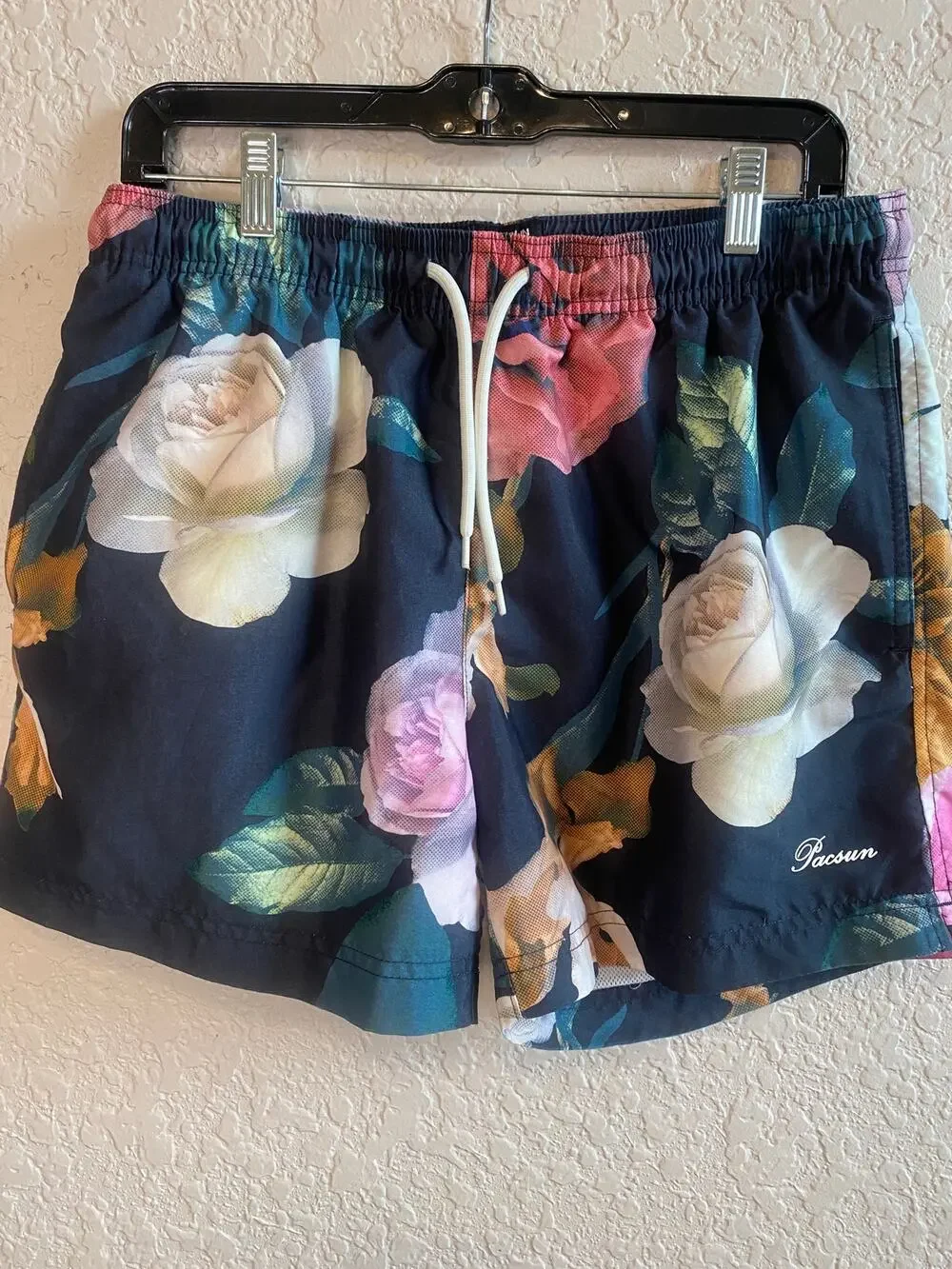 PacSun Black Floral Men’s Swim Trunks/Casual Shorts Size Medium